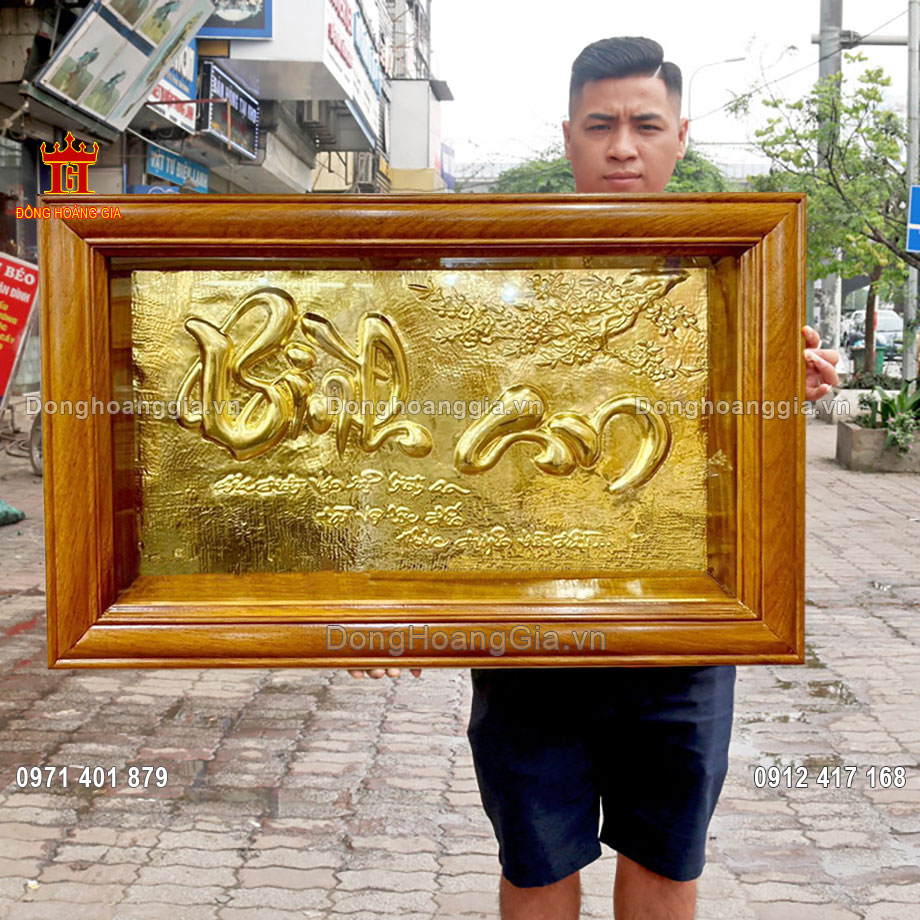 Bức tranh chữ bình an bằng đồng được nghệ nhân chế tác thủ công tinh xảo